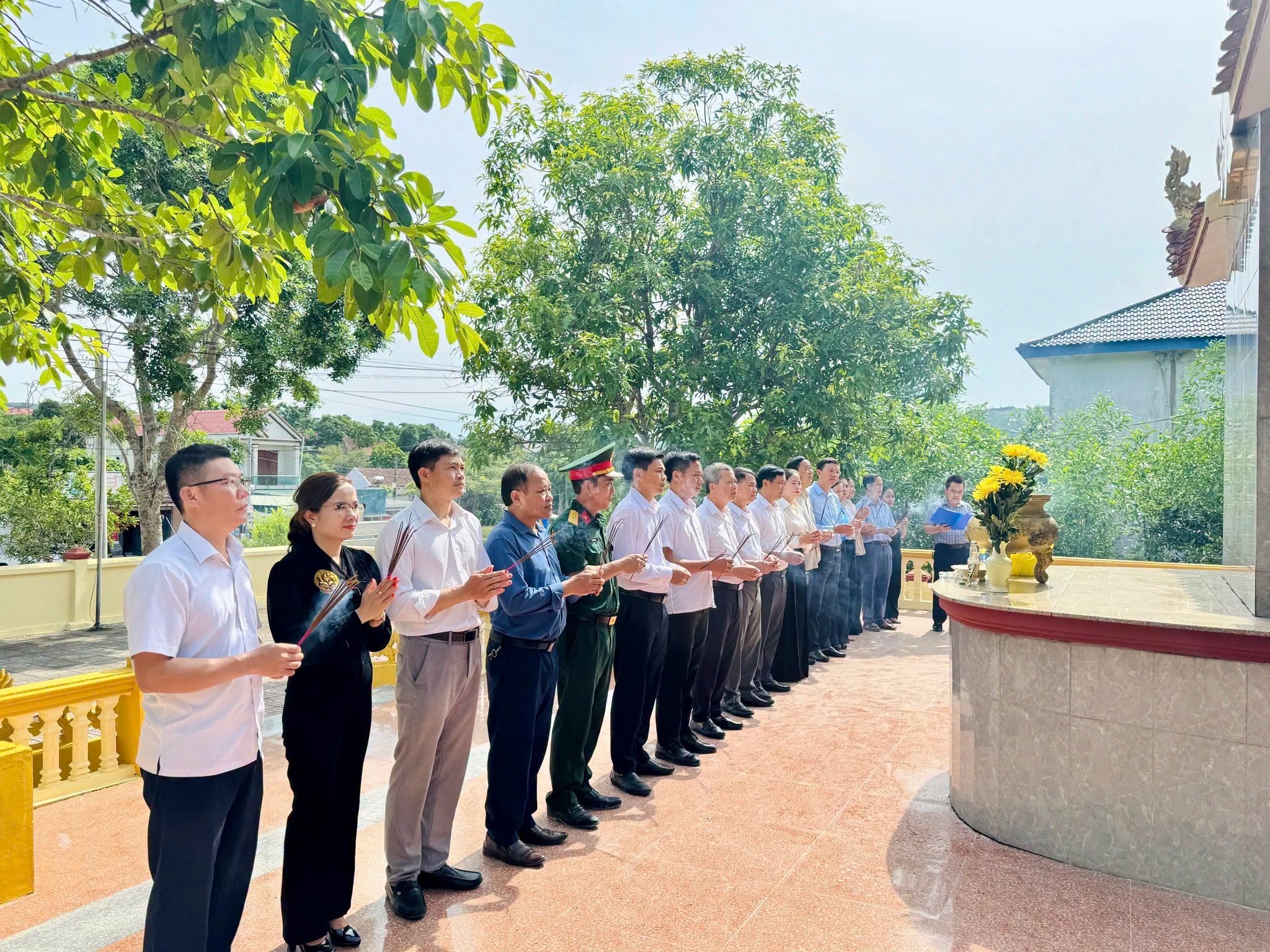 Lãnh đạo Đảng ủy, HĐND, UBND, Ủy ban MTTQ Việt Nam xã Kỳ Lạc dâng hương tại Nhà bia tưởng niệm nhân kỷ niệm 79 năm Ngày Thương binh - Liệt sĩ (27/7/1947 - 27/7/2026)