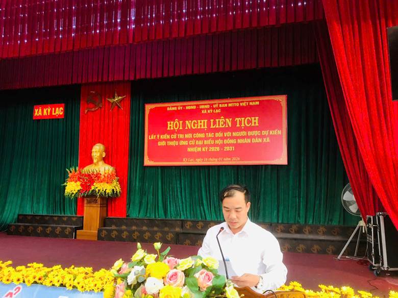 Ảnh c&oacute; chứa hoa, trang phục, người, trong nh&agrave;

Nội dung do AI tạo ra c&oacute; thể kh&ocirc;ng ch&iacute;nh x&aacute;c.