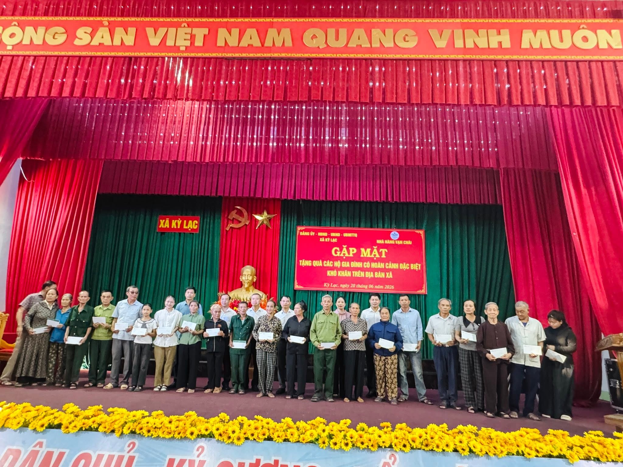 ĐẢNG ỦY - HĐND - UBND - UBMTTQ VIỆT NAM XÃ KỲ LẠC PHỐI HỢP VỚI NHÀ HÀNG VẠN CHÀI TỔ CHỨC CHƯƠNG TRÌNH GẶP MẶT TẶNG QUÀ CÁC HỘ GIA ĐÌNH CÓ HOÀN CẢNH ĐẶC BIỆT KHÓ KHĂN TRÊN ĐỊA BÀN XÃ