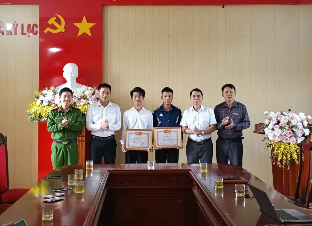 CHỦ TỊCH UBND XÃ KỲ LẠC KHEN THƯỞNG 3 CÔNG DÂN DŨNG CẢM CỨU NGƯỜI ĐUỐI NƯỚC