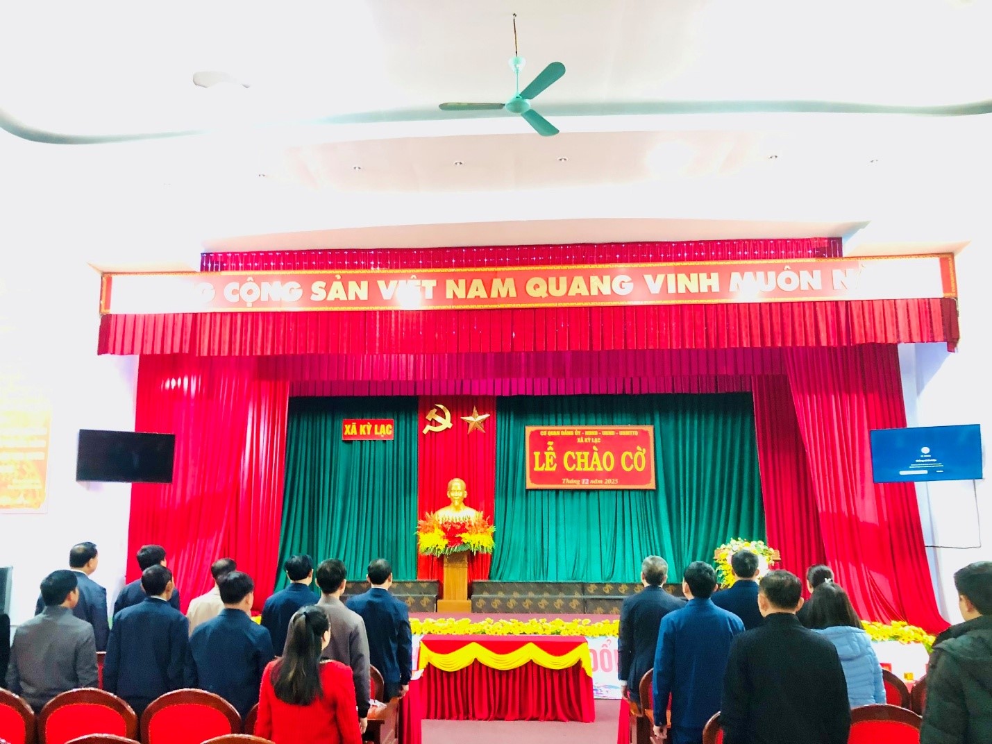 XÃ KỲ LẠC TỔ CHỨC CHÀO CỜ ĐẦU THÁNG – THÔNG QUA QUYẾT ĐỊNH LUÂN CHUYỂN CÁN BỘ VÀ PHÁT ĐỘNG CHƯƠNG TRÌNH “GẮN KẾT YÊU THƯƠNG”