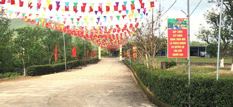 Ảnh c&oacute; chứa văn bản, ngo&agrave;i trời, c&acirc;y cối, cờ

Nội dung do AI tạo ra c&oacute; thể kh&ocirc;ng ch&iacute;nh x&aacute;c.