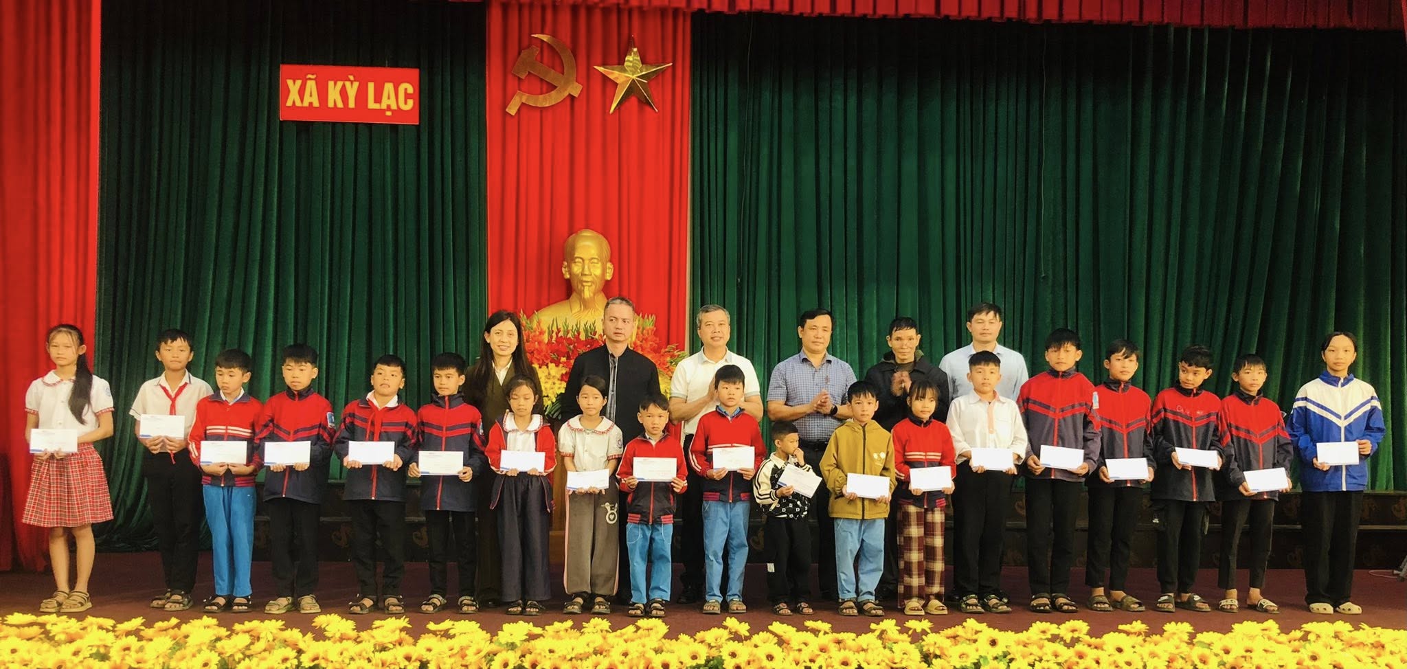 UBMTTQ VIỆT NAM xã Kỳ Lạc kết nối và phối hợp với Báo và Đài phát thanh truyền hình Hà Tĩnh tặng quà cho các em học sinh có hoàn cảnh khó khăn trên địa bàn xã Kỳ Lạc