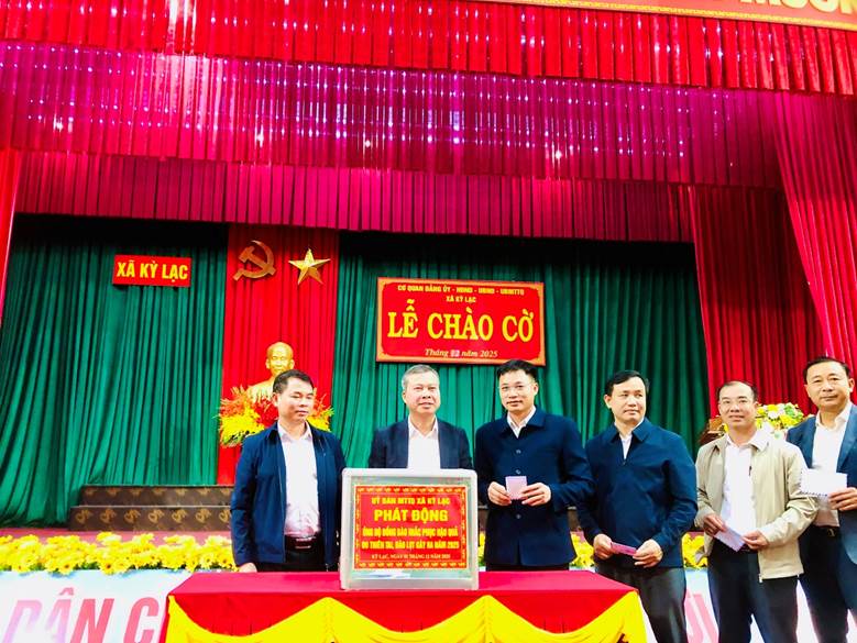 Ảnh có chứa trang phục, người, đàn ông, bộ đồNội dung do AI tạo ra có thể không chính xác.