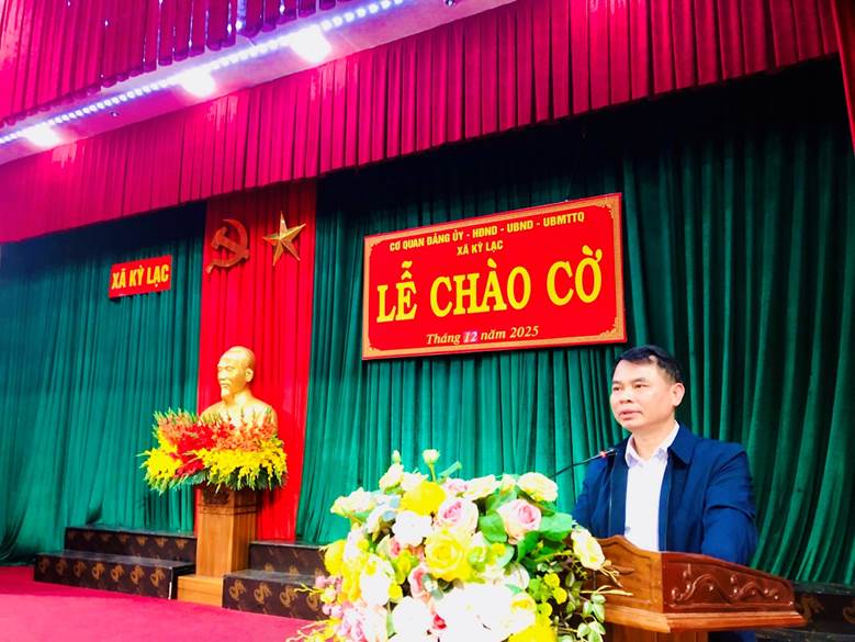 Ảnh có chứa trang phục, người, trong nhà, thính phòngNội dung do AI tạo ra có thể không chính xác.