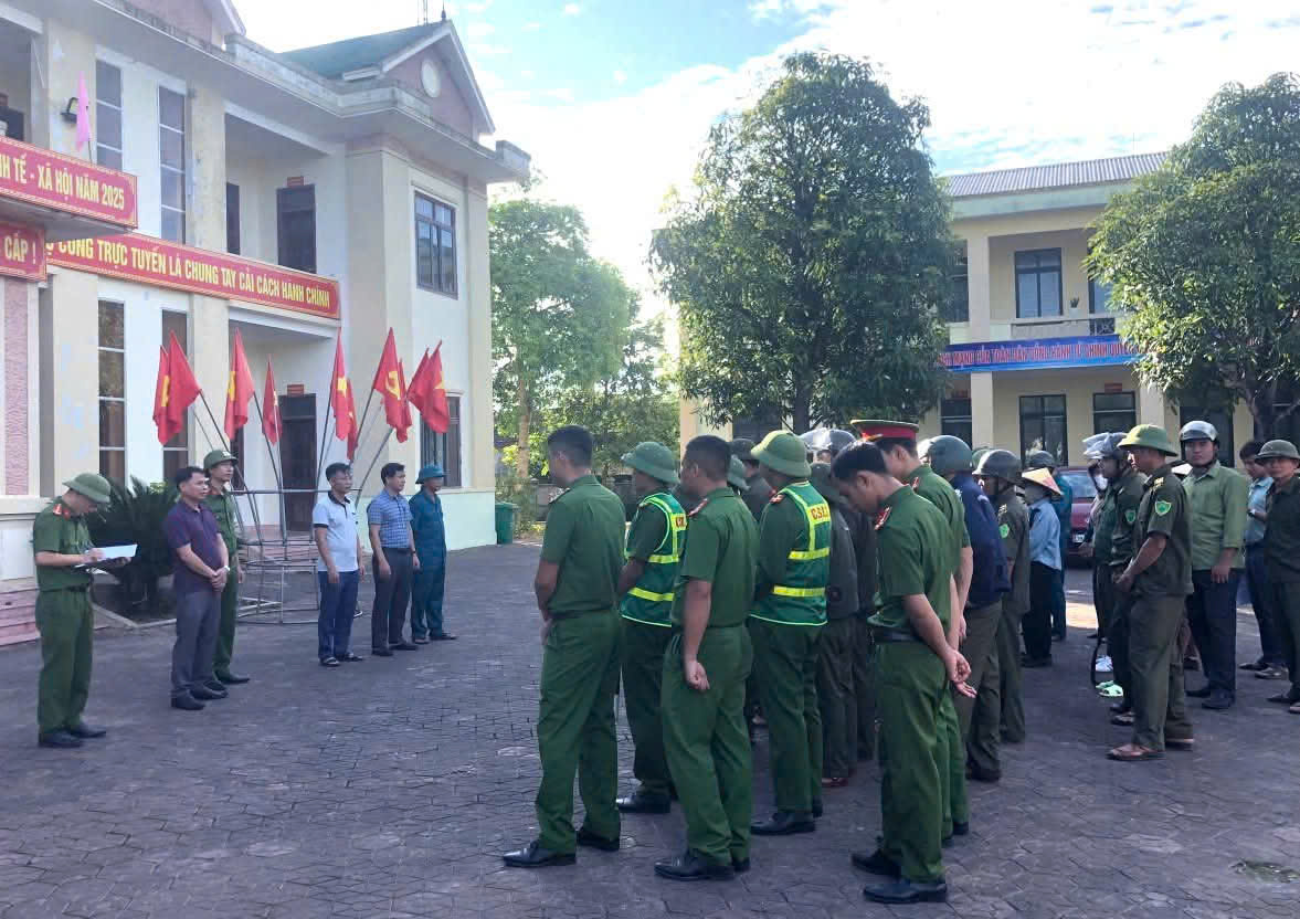 BAN AN TOÀN GIAO THÔNG XÃ KỲ LẠC RA QUÂN GIẢI TỎA HÀNH LANG, ĐẢM BẢO AN TOÀN CHO ĐẠI HỘI ĐẢNG BỘ XÃ NHIỆM KỲ 2025 – 2030 