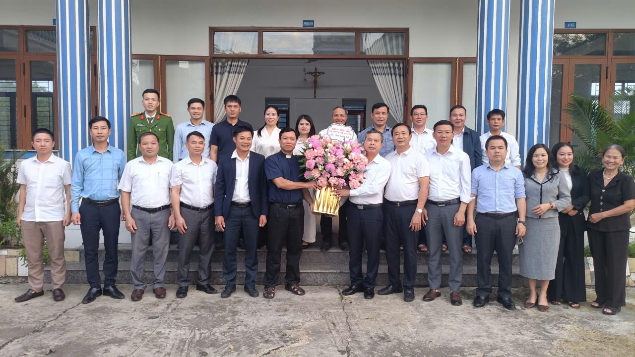 Lãnh đạo xã Kỳ Lạc chúc mừng Giáng sinh tại Giáo xứ Xuân Sơn