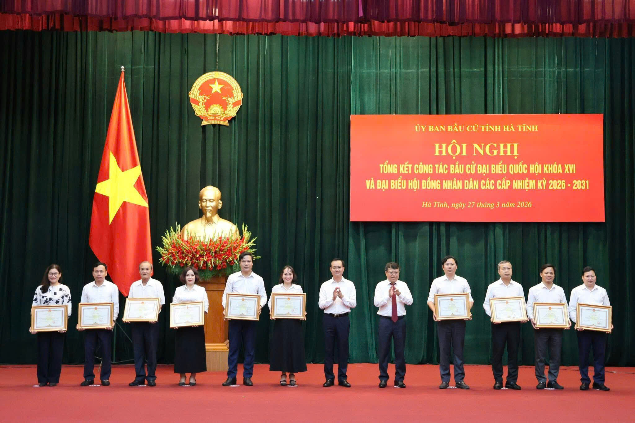 Nhân dân, cán bộ xã Kỳ Lạc được UBND tỉnh tặng bằng khen vì thành tích xuất sắc trong công tác bầu cử.