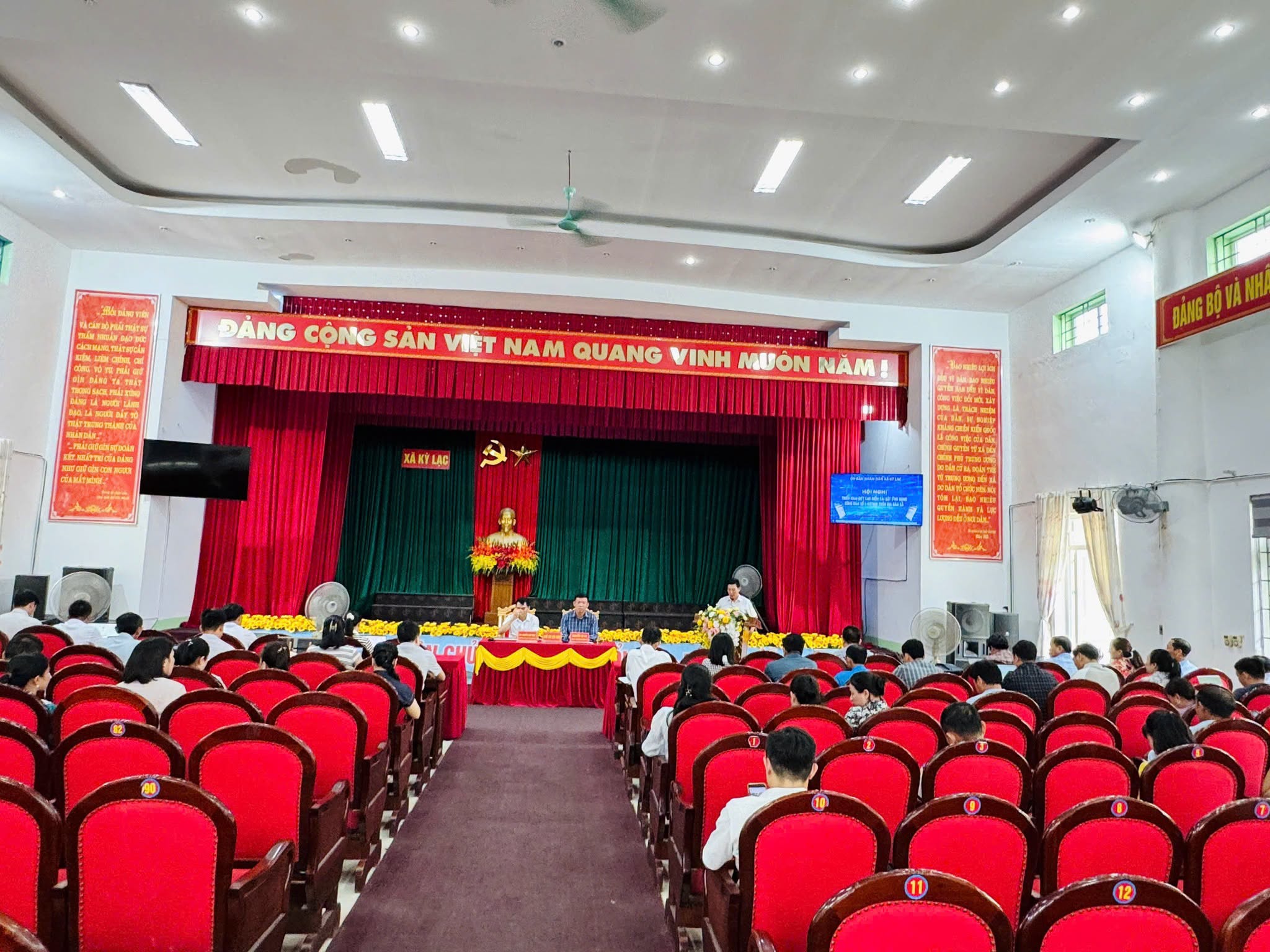 XÃ KỲ LẠC TRIỂN KHAI ĐỢT CAO ĐIỂM CÀI ĐẶT ỨNG DỤNG CÔNG DÂN SỐ i-HATINH