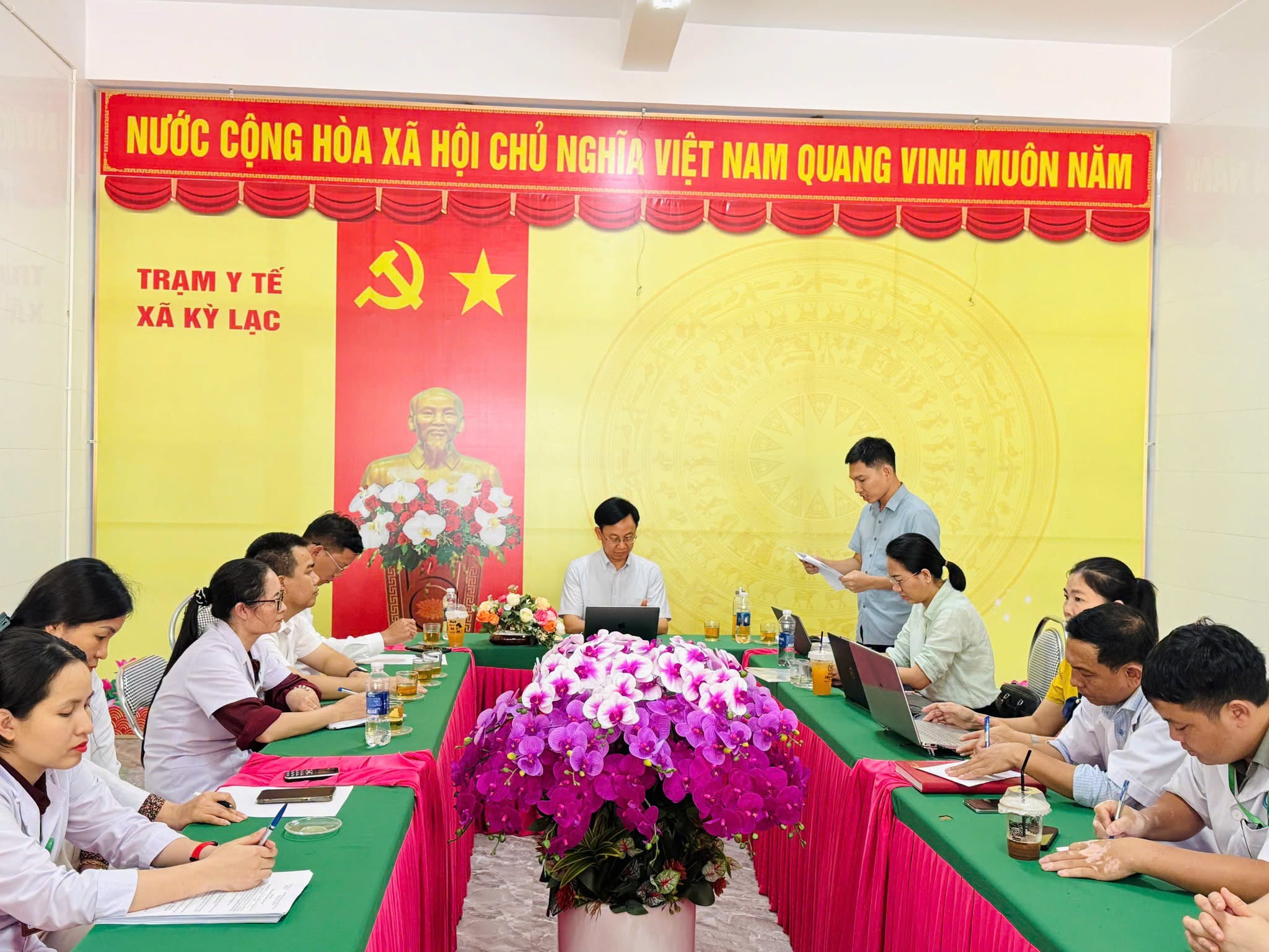 ĐỒNG CHÍ BÙI QUỐC HÙNG PHÓ GIÁM ĐỐC SỞ Y TẾ HÀ TĨNH LÀM VIỆC VỚI LÃNH ĐẠO UBND XÃ KỲ LẠC. BGĐ TRUNG TÂM Y TẾ KỲ ANH, TRẠM Y TẾ XÃ KỲ LẠC