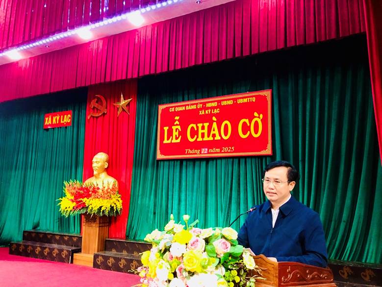 Ảnh có chứa trang phục, người, trong nhà, Cắm hoaNội dung do AI tạo ra có thể không chính xác.