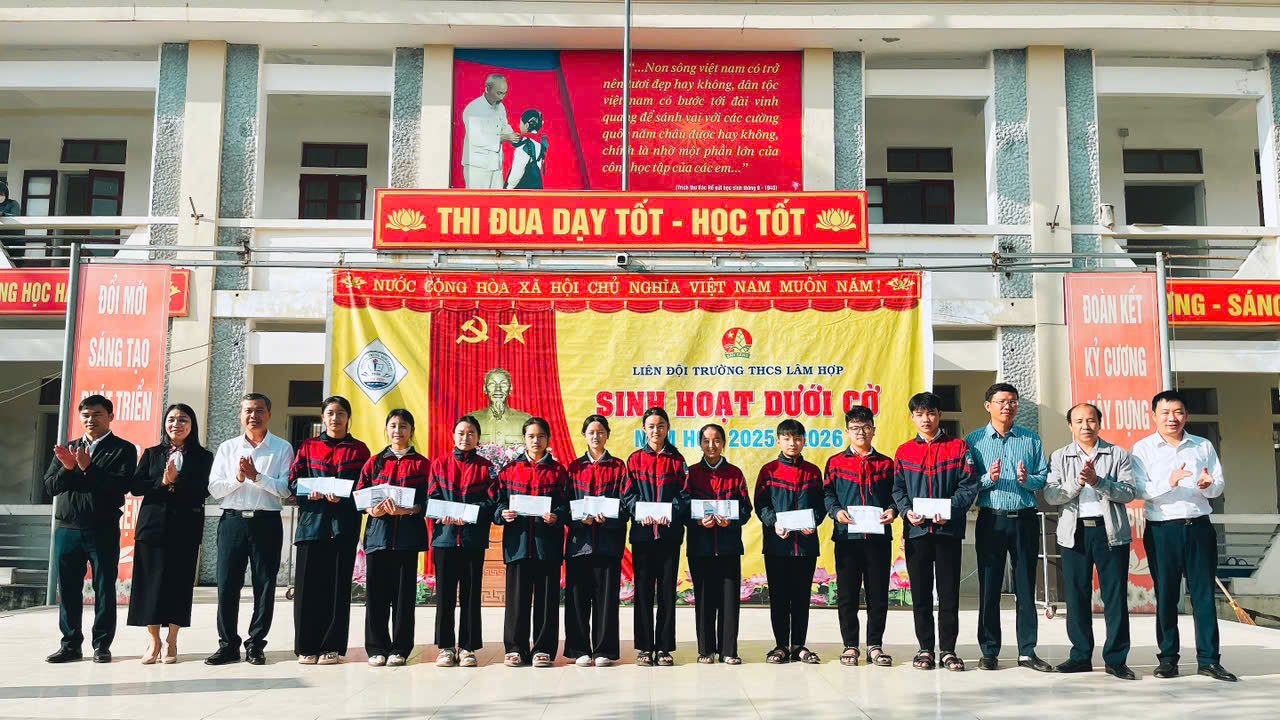 THƯỜNG TRỰC ĐẢNG ỦY, HĐND, UBND, UBMTTQ XÃ KỲ LẠC GẶP MẶT, BIỂU DƯƠNG HỌC SINH THAM GIA VÀ ĐẠT GIẢI KỲ THI HỌC SINH GIỎI NĂM HỌC 2025 - 2026.