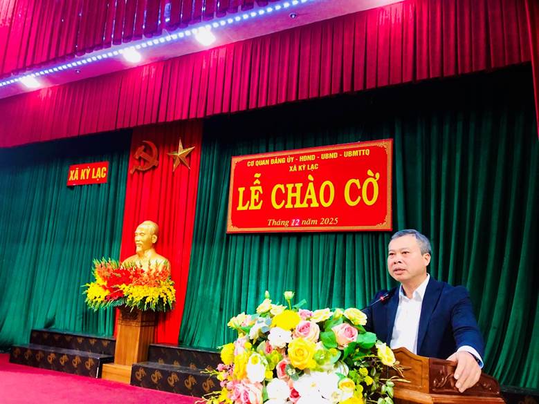 Ảnh có chứa trang phục, người, trong nhà, Cắm hoaNội dung do AI tạo ra có thể không chính xác.