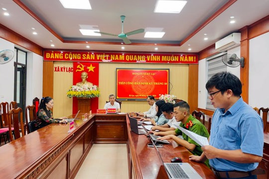 Đồng chí Bí thư Đảng ủy, Chủ tịch HĐND xã tiếp công dân định kỳ tháng 10/2026