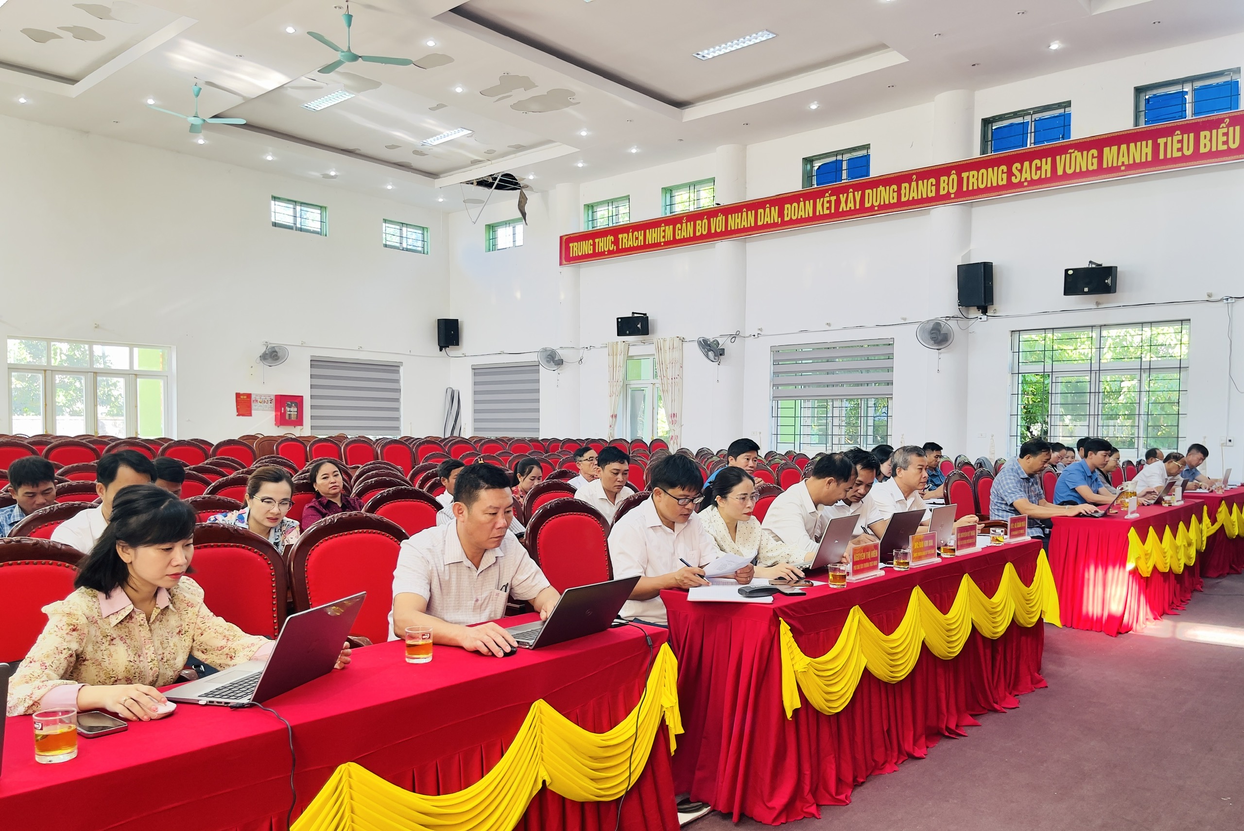 Xã Kỳ Lạc tổ chức hội nghị giao ban thường kỳ tháng 10, triển khai kế hoạch bầu cử Trưởng thôn nhiệm kỳ 2026 - 2031