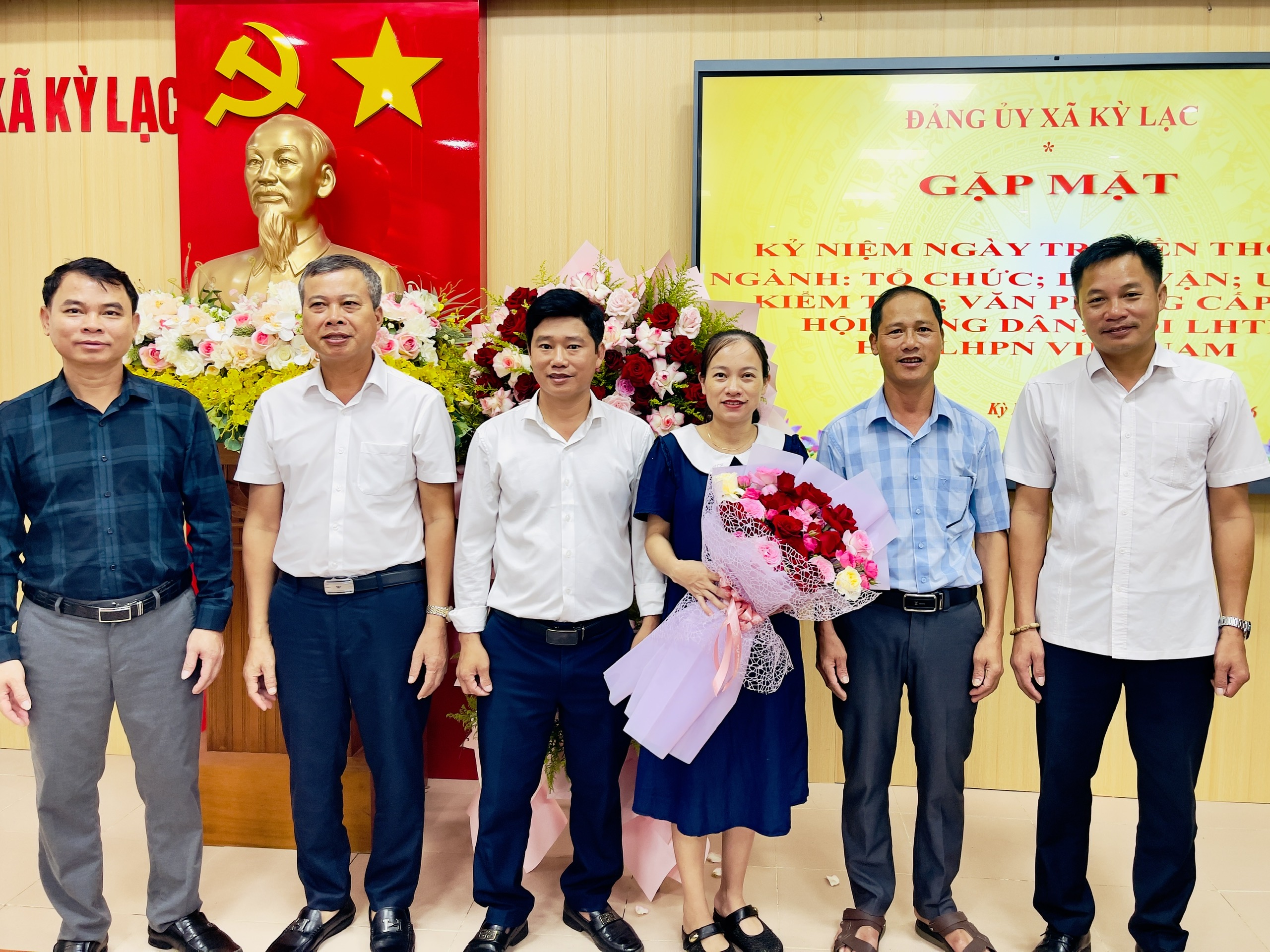 Xã Kỳ Lạc tặng hoa chúc mừng MTTQ và các tổ chức đoàn thể nhân các ngày truyền thống trong tháng 10