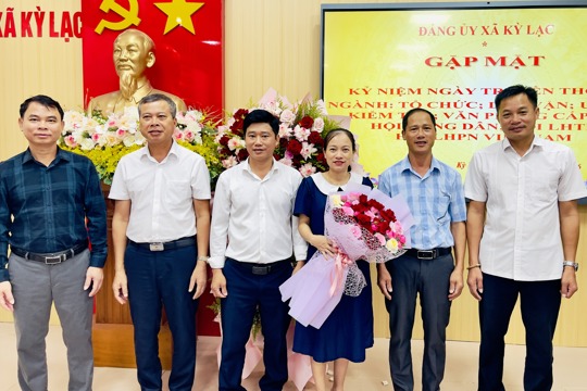 Xã Kỳ Lạc tặng hoa chúc mừng MTTQ và các tổ chức đoàn thể nhân các ngày truyền thống trong tháng 10 