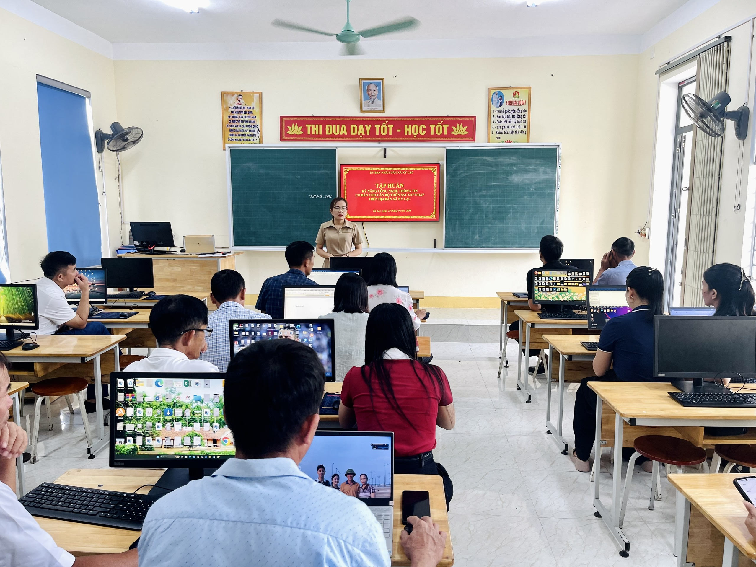 UBND xã Kỳ Lạc tổ chức tập huấn kỹ năng công nghệ thông tin cơ bản cho cán bộ thôn sau sáp nhập