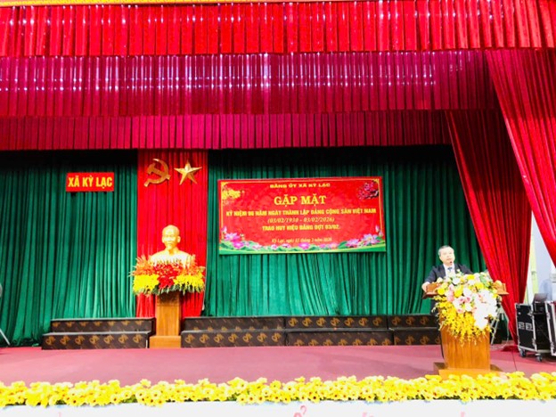 ĐẢNG ỦY XÃ KỲ LẠC TỔ CHỨC GẶP MẶT KỶ NIỆM 96 NĂM NGÀY THÀNH LẬP ĐẢNG, TRAO TẶNG HUY HIỆU ĐẢNG