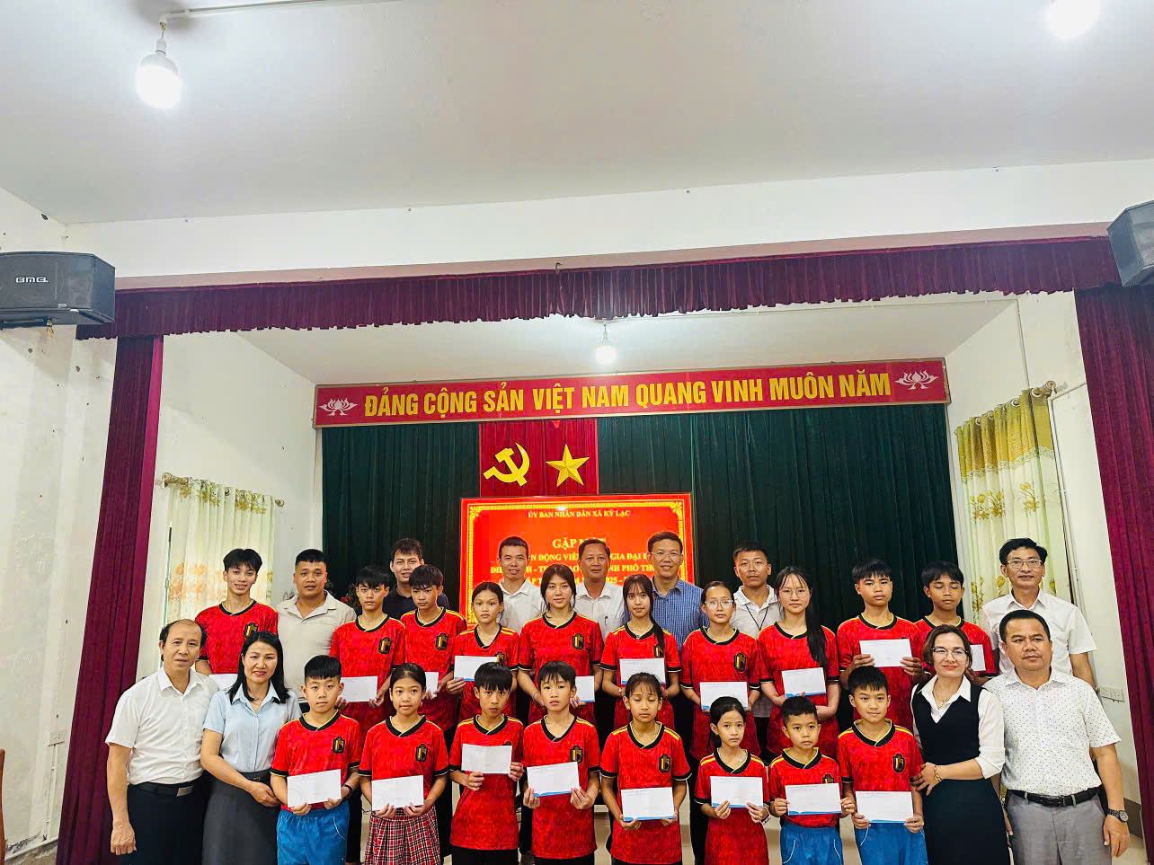 Kỳ Lạc tổ chức gặp mặt, động viên học sinh tham gia Đại hội Điền kinh - Thể thao cấp tỉnh năm học 2025 - 2026 