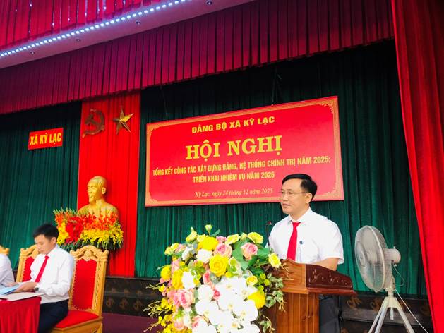Ảnh có chứa hoa, trang phục, người, trong nhàNội dung do AI tạo ra có thể không chính xác.