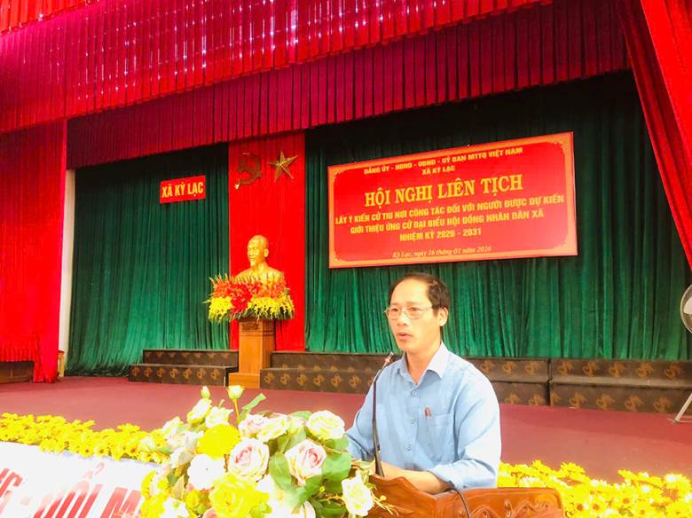 Ảnh có chứa trang phục, người, thính phòng, màu đỏ
Nội dung do AI tạo ra có thể không chính xác.