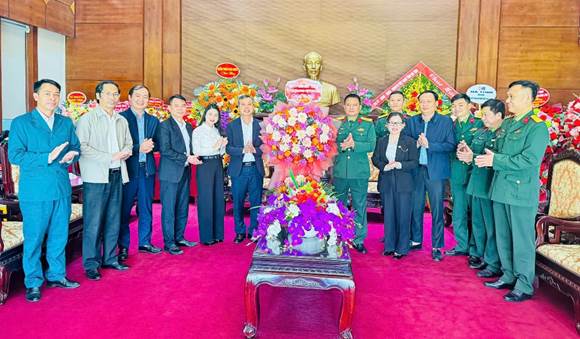 Ảnh có chứa người, trang phục, bộ đồ, đám cướiNội dung do AI tạo ra có thể không chính xác.