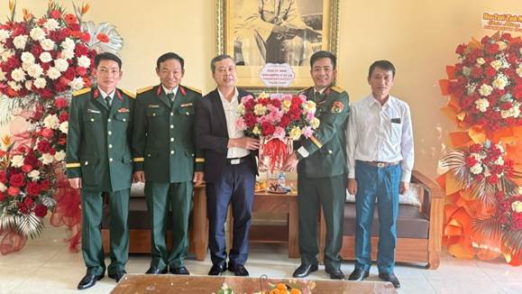 Ảnh có chứa người, trang phục, hoa, tườngNội dung do AI tạo ra có thể không chính xác.