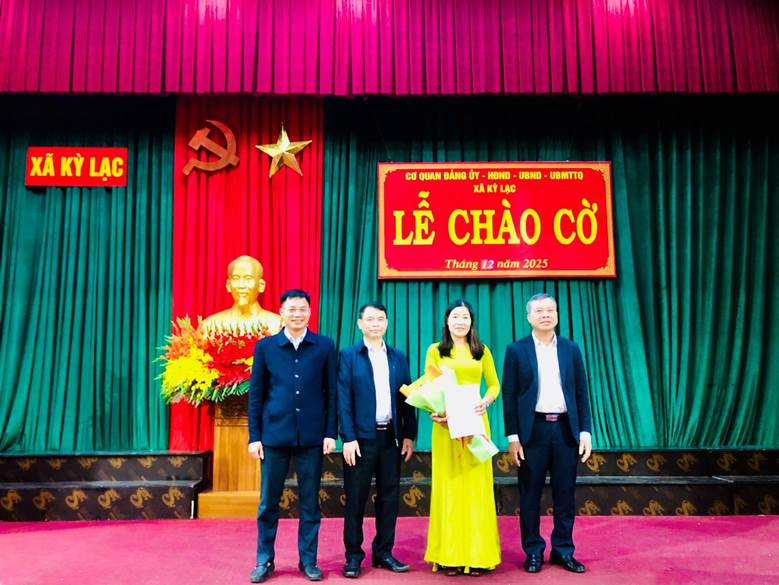 Ảnh c&oacute; chứa trang phục, người, bộ đồ, r&egrave;m

Nội dung do AI tạo ra c&oacute; thể kh&ocirc;ng ch&iacute;nh x&aacute;c.