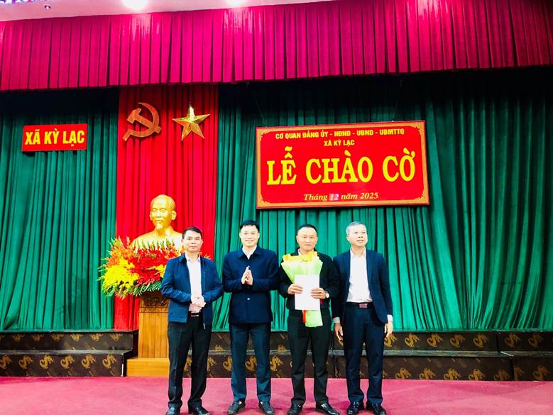 Ảnh c&oacute; chứa trang phục, người, Nh&agrave; h&aacute;t, R&egrave;m nh&agrave; h&aacute;tNội dung do AI tạo ra c&oacute; thể kh&ocirc;ng ch&iacute;nh x&aacute;c.