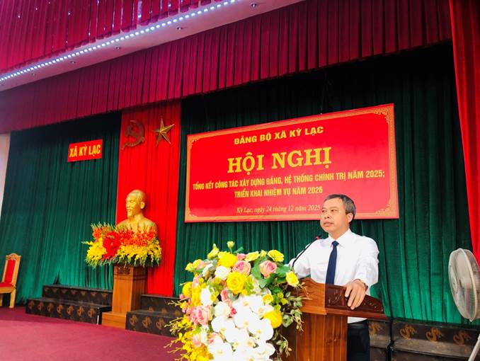 Ảnh có chứa trang phục, đàn ông, người, thính phòngNội dung do AI tạo ra có thể không chính xác.