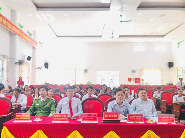 Ảnh có chứa trang phục, đàn ông, người, trong nhàNội dung do AI tạo ra có thể không chính xác.
