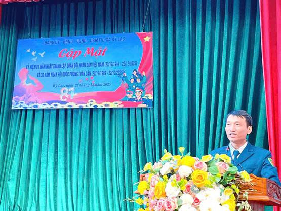 Ảnh có chứa trang phục, rèm, Thiết kế hoa cỏ, ngườiNội dung do AI tạo ra có thể không chính xác.