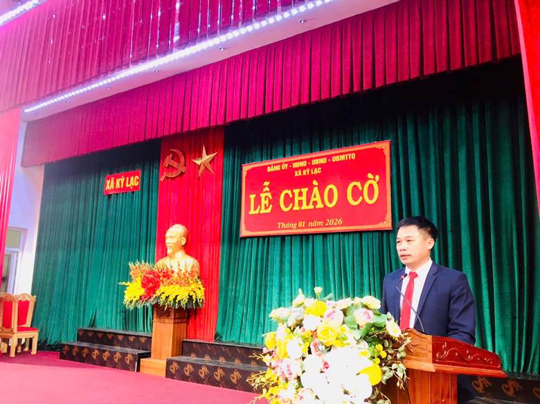 Ảnh có chứa thính phòng, trang phục, trong nhà, bộ đồ
Nội dung do AI tạo ra có thể không chính xác.