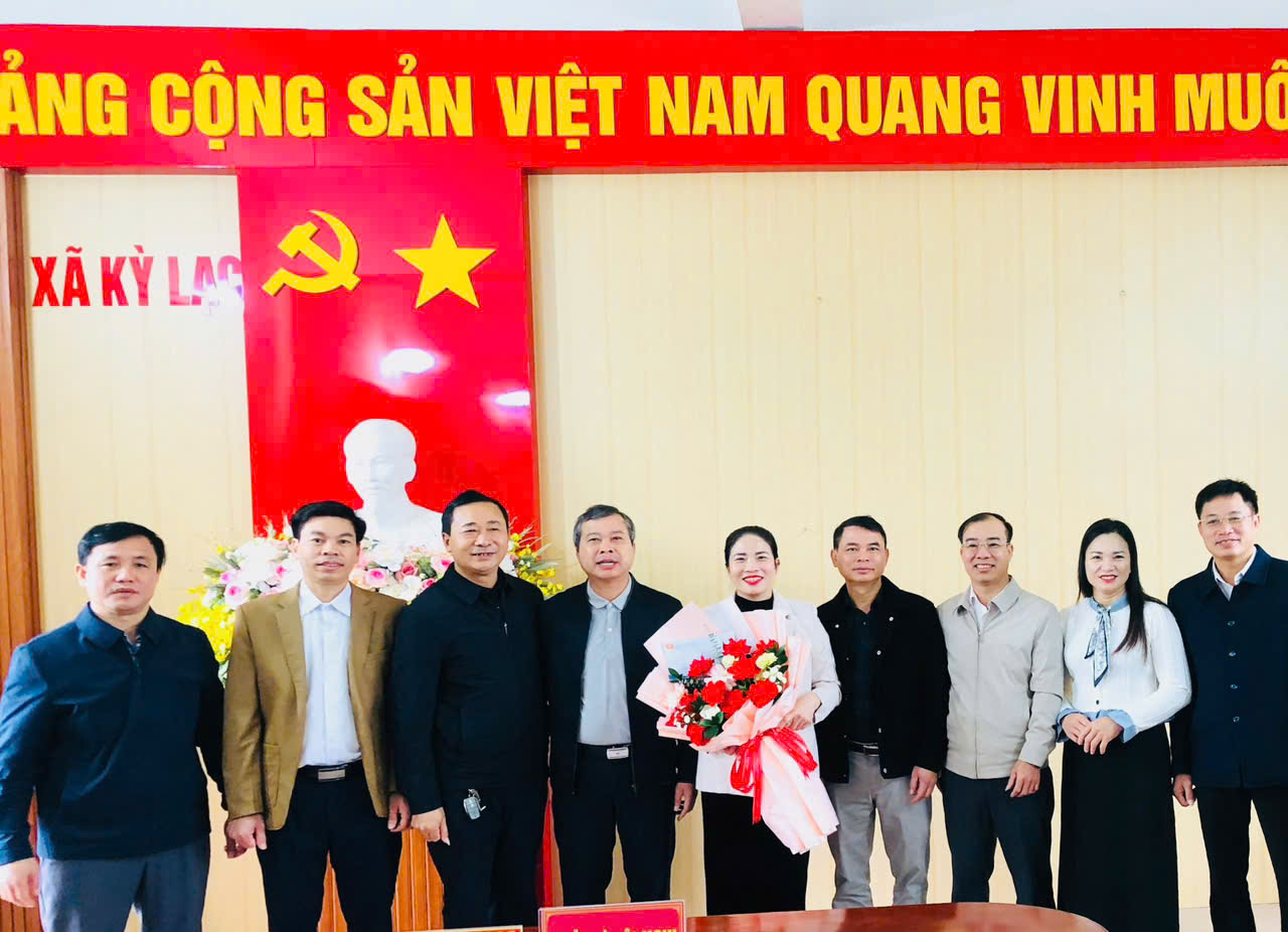 THƯỜNG TRỰC ĐẢNG UỶ, UỶ BAN NHÂN DÂN, UỶ BAN MTTQ VIỆT NAM XÃ, CÁC CƠ QUAN THAM MƯU GIÚP VIỆC, LỰC LƯỢNG CÔNG AN – QUÂN SỰ TẶNG HOA CHÚC MỪNG KỶ NIỆM 80 NĂM NGÀY THÀNH LẬP HĐND CÁC CẤP (22/11/1945 - 22/11/2025)     