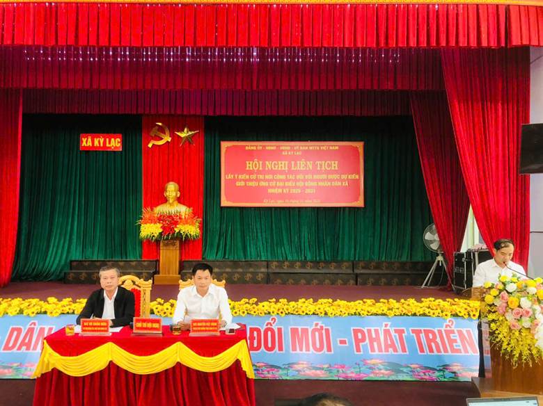 Ảnh có chứa tòa nhà, màu đỏ, trong nhà, người
Nội dung do AI tạo ra có thể không chính xác.