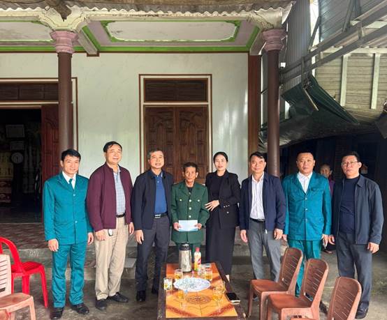 Ảnh có chứa trang phục, người, đàn ông, giày dépNội dung do AI tạo ra có thể không chính xác.
