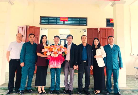 Ảnh có chứa trang phục, người, cười, đàn ôngNội dung do AI tạo ra có thể không chính xác.