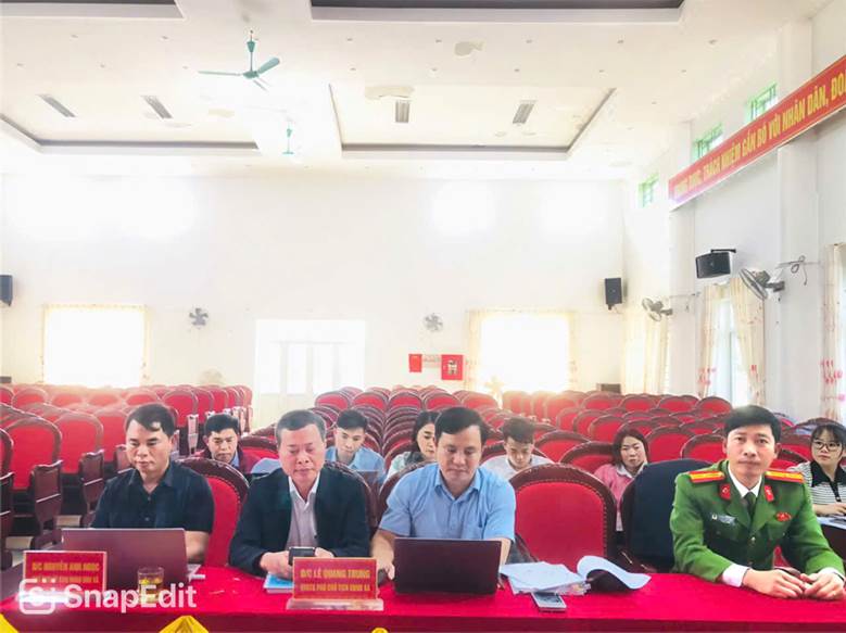 Ảnh có chứa trong nhà, trang phục, người, đàn ông
Nội dung do AI tạo ra có thể không chính xác.