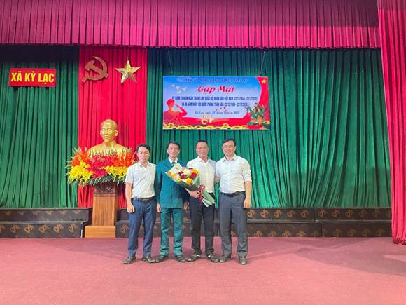 Ảnh có chứa trang phục, người, tòa nhà, Rèm nhà hátNội dung do AI tạo ra có thể không chính xác.